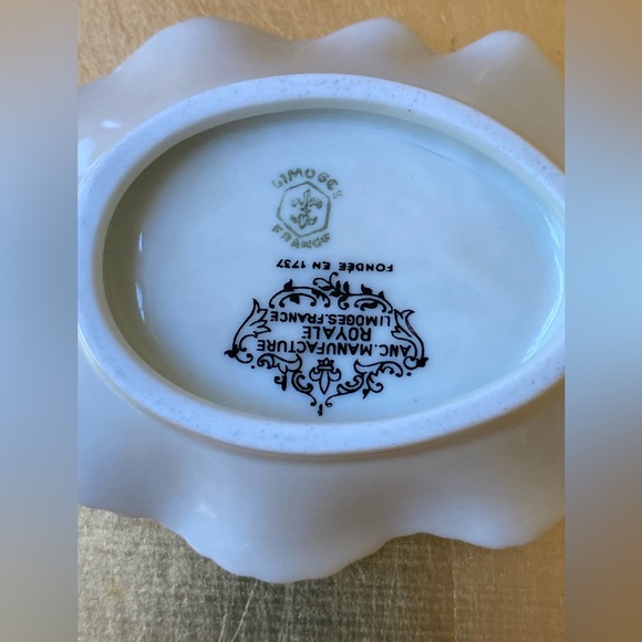 Fabrique Royals Limoges, France. Leaf Trinket Dish from L'HOTEL LANCASTER" PARIS - Picture 3 of 11